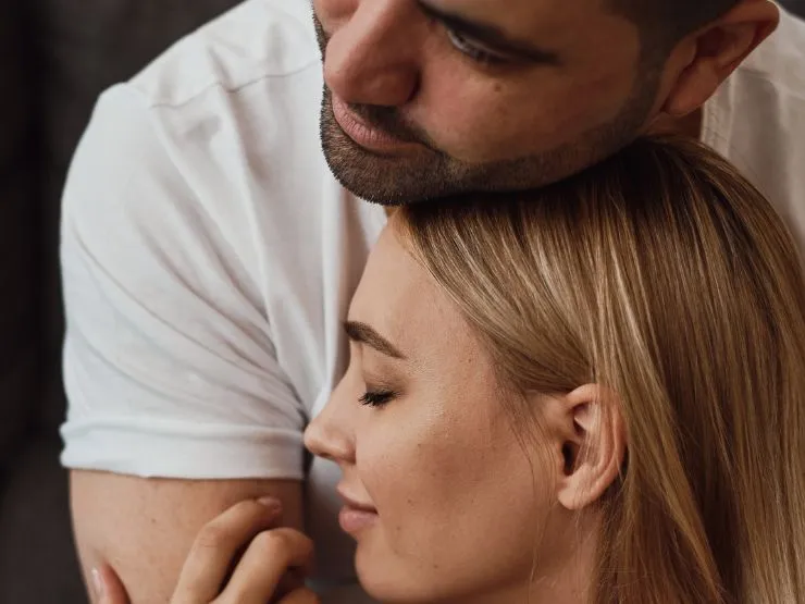 la gratitud representada por la foto de una joven pareja en un cálido abrazo