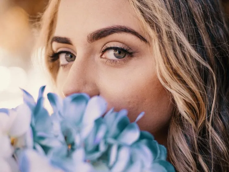 Una mujer mira con curiosidad y se pregunta ¿qué son los excluidos en constelaciones familiares?