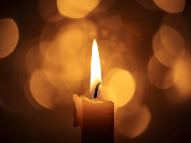 Una imagen de una vela encendida que representa el divorcio energético cómo hacerlo